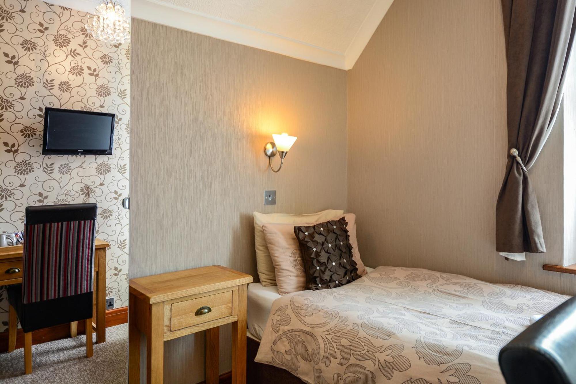 Tanes Hotel Cardiff Exterior photo