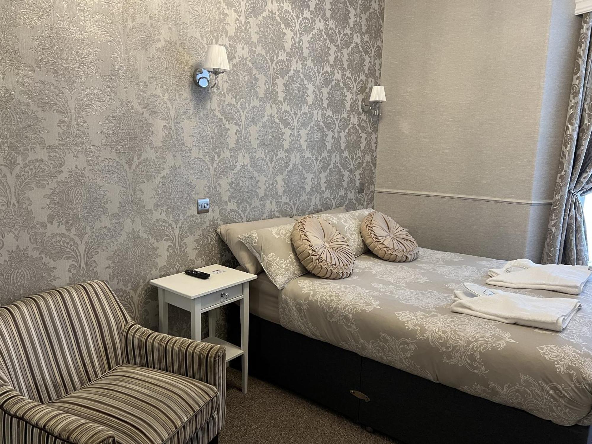 Tanes Hotel Cardiff Room photo