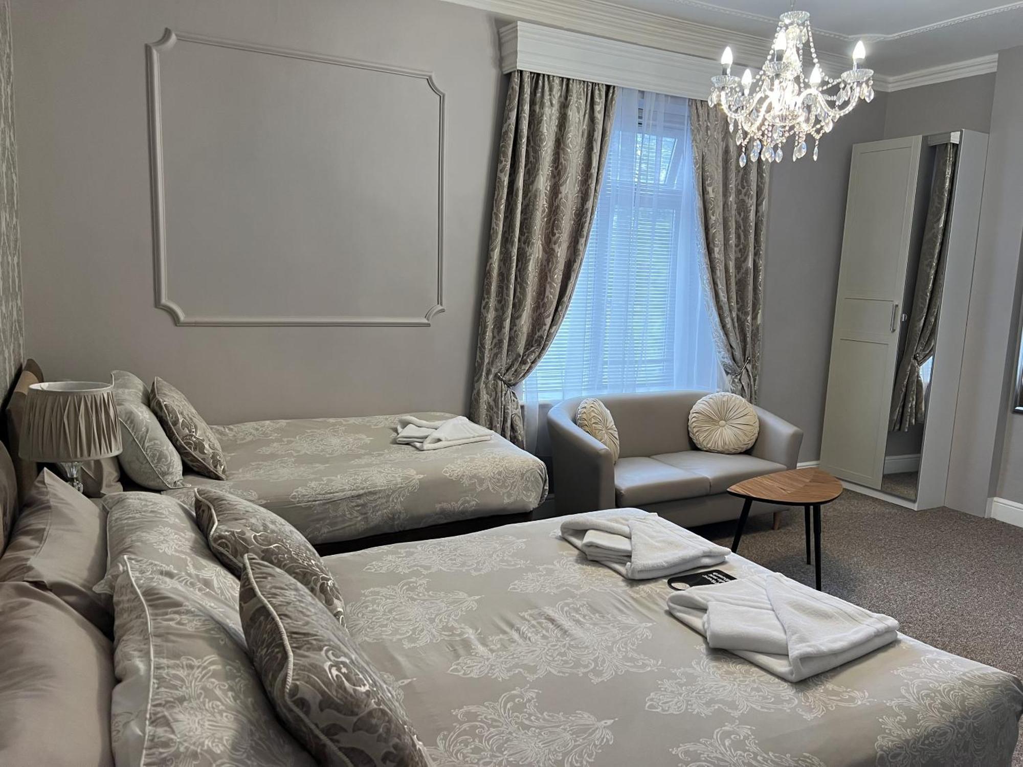 Tanes Hotel Cardiff Room photo