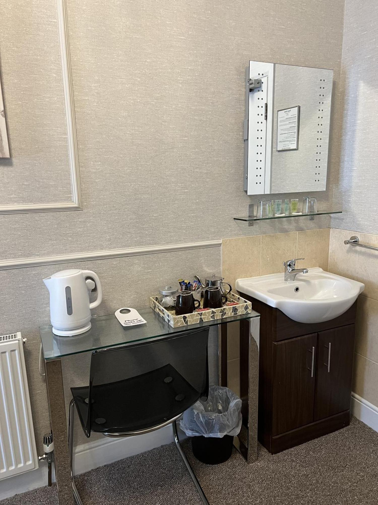 Tanes Hotel Cardiff Room photo